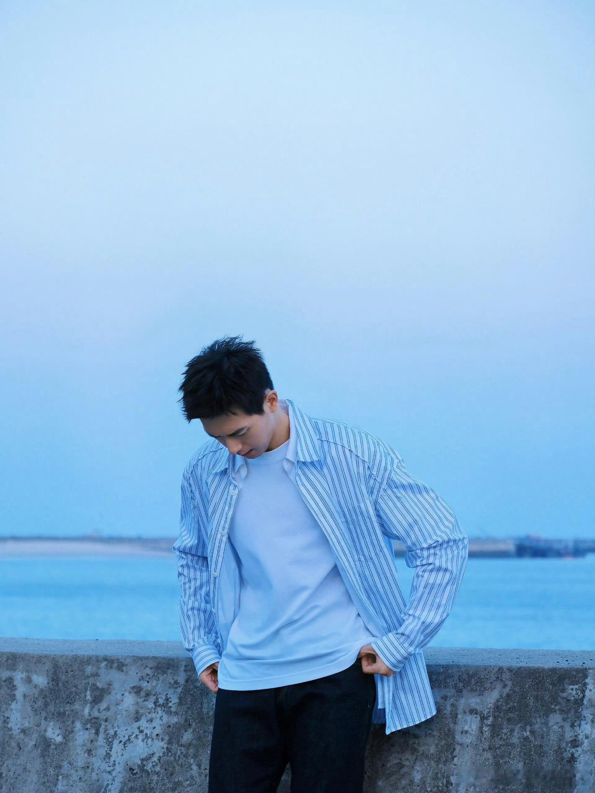 李现一会baby一会daddy 李现片场秒切“双标”模式，对小朋友温柔哄抱，对搭