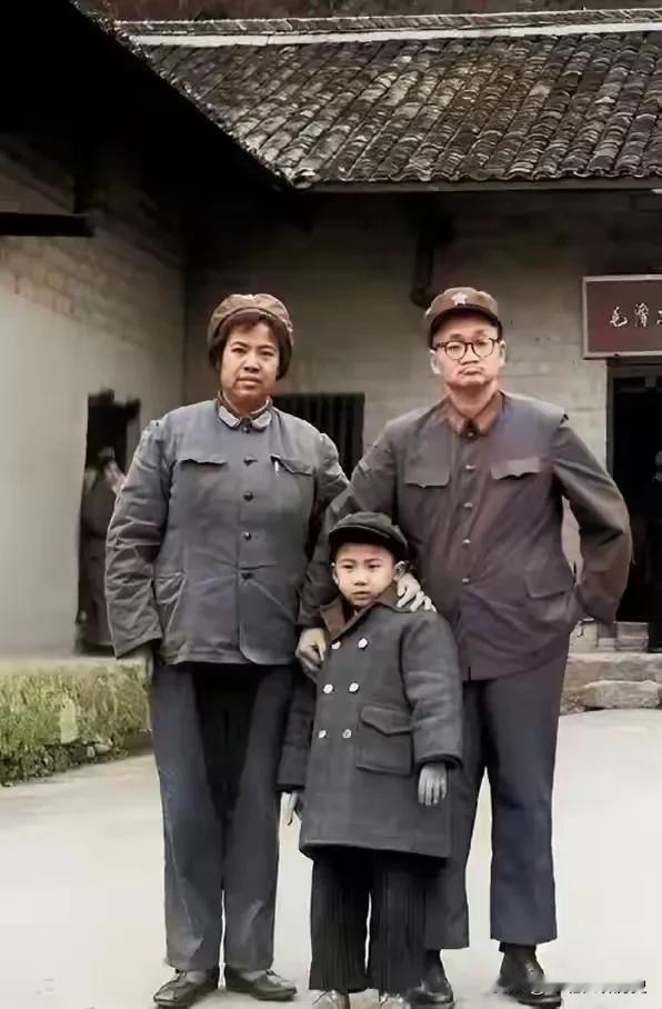 在历史的长河中，有一张珍贵的合影定格了一个意义非凡的瞬间。1975 年，毛岸青携