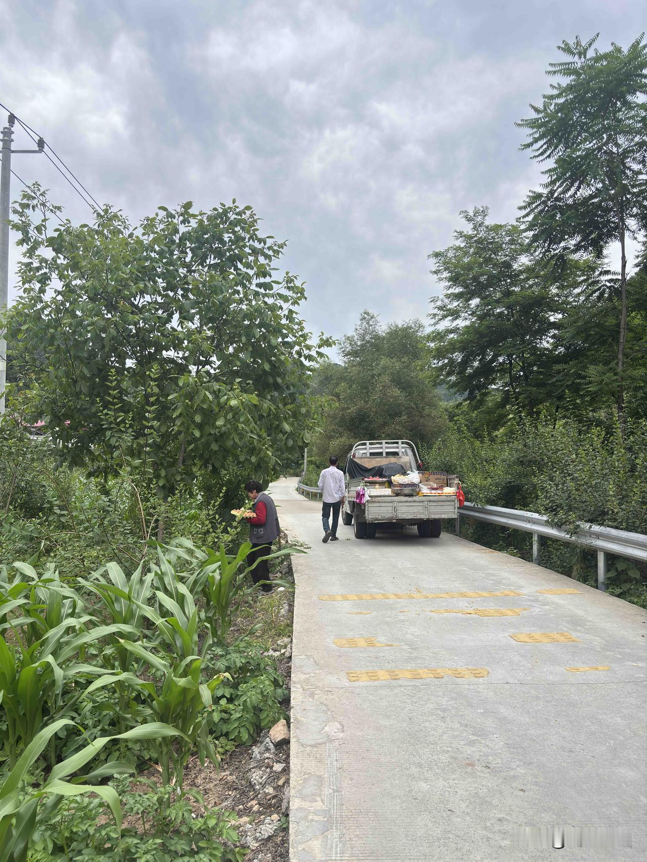 商洛牧护关韩峪川随拍，这里有专门走街串巷的卖菜车，拉一车菜，专门在比较偏远的山区