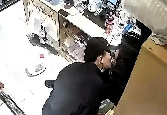 孤男寡女还是要有点距离。
湖北一奶茶店女店长就和男员工出/轨了，这还是在店里，被