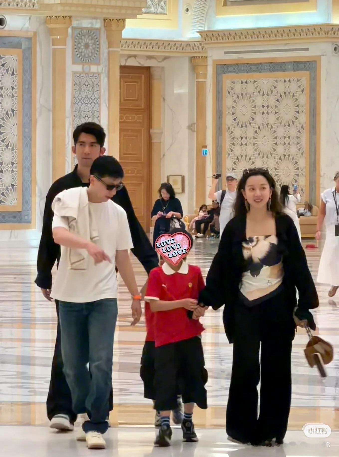 妈惹早起也太好了！！！！呜呼呼龙族那幸福的龙族！马龙就这么随手衣服搭肩好帅！！！