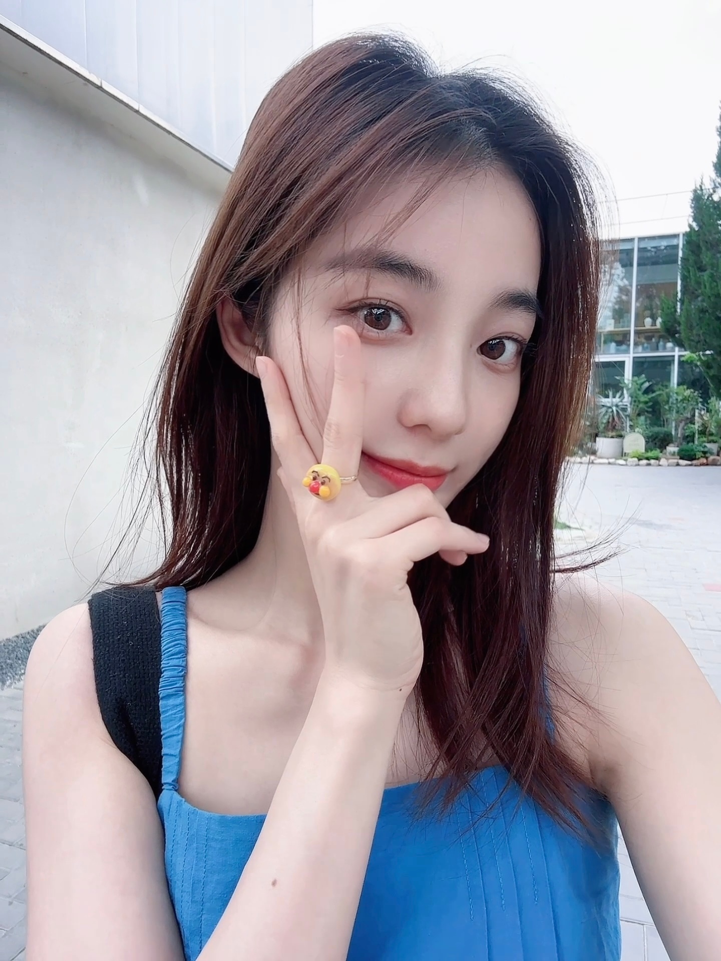 万鹏蓝裙子私服：温柔长发甜美怡人 ​​​