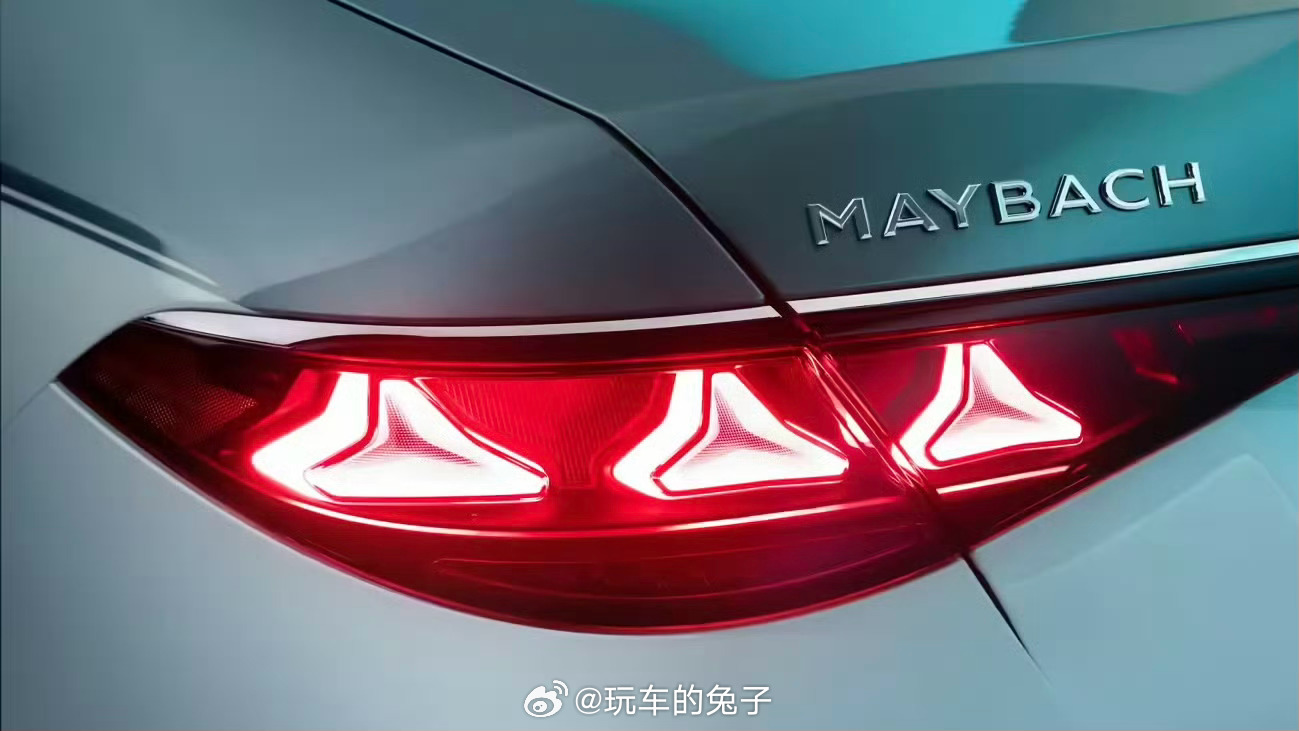 有一说一，这个新款的雅迪尾灯是真的丑。其它设计倒是延续了迈巴赫的水平，不出彩，也