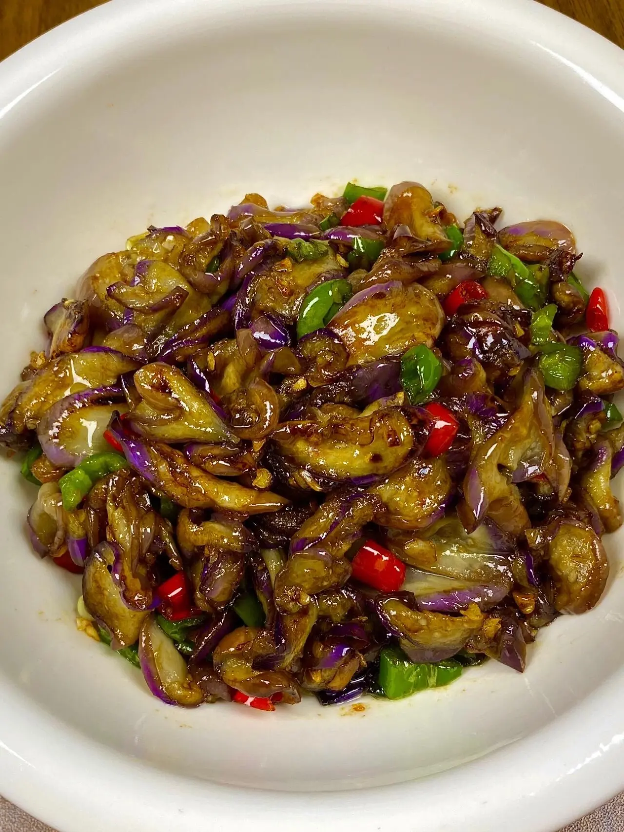 简简单单的剁椒茄子，没想到这么好吃。香辣下饭，茄子外焦里糯，夹馒头也嘎...