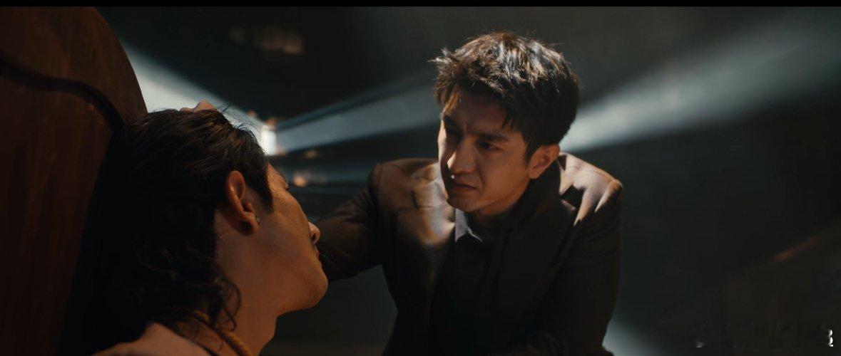 金瀚剧里抓头发剧外我头皮发麻 金瀚这抓头发名场面太戳了！剧里兄弟情真挚动人，还收