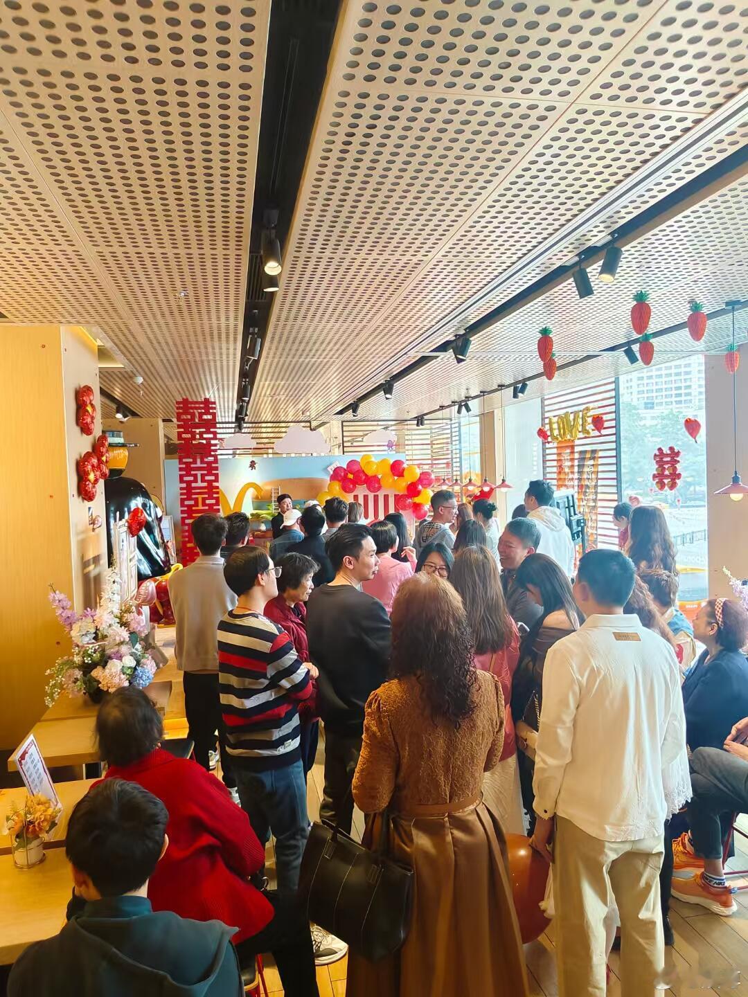 北京年轻人在办一种很新的婚礼年轻人把快餐店变成婚礼现场 传统婚礼太单调？年轻人选