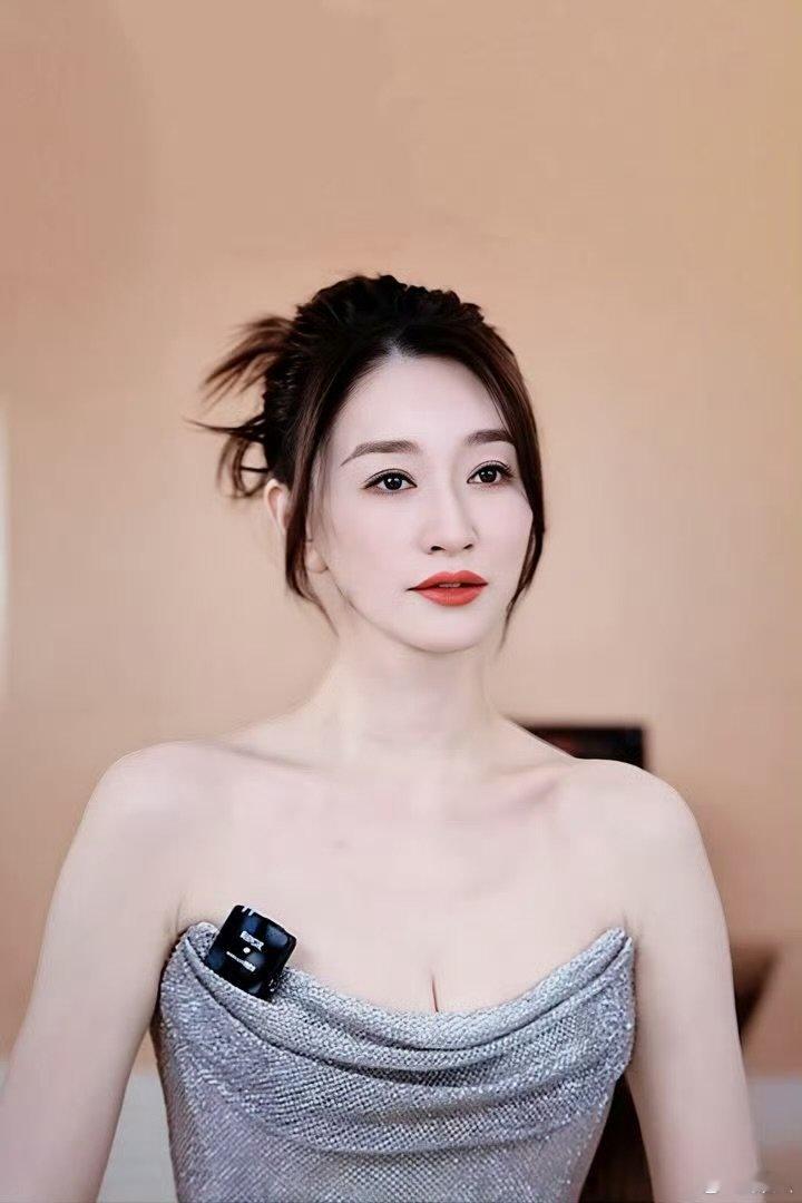 李小冉最尊重自己年龄的时候李小冉默默比五 李小冉最尊重自己年龄的时候，默默比五太