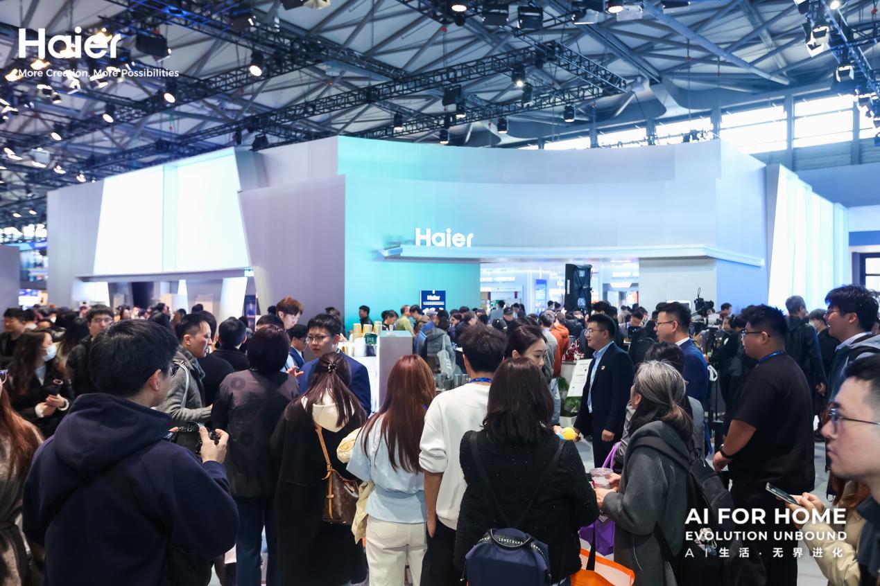 在2026WE海尔展台，搭载AI之眼2.0的空调展示了“风随人动”的智慧送风能力