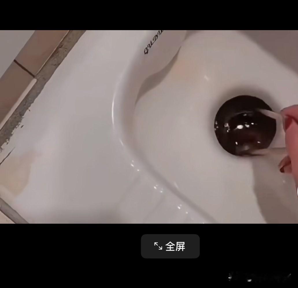 真的是离了大谱了，也是笑死了。
昨天洗澡，一转身，胳膊把洗发水的瓶子碰到了。
那