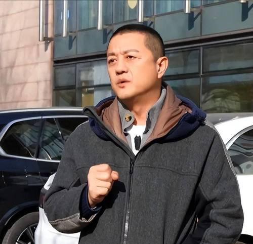 为什么你明知道李亚鹏的东西可能不实用，却还是忍不住想下单？
因为你不是在购物，你