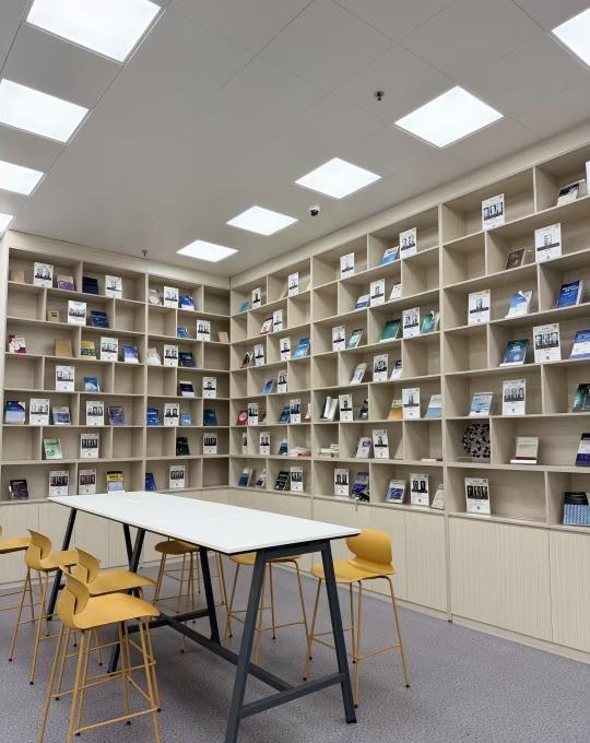 华理图书馆｜你随便拍拍都好美
华东理工大学图书馆焕新解锁图书馆华东理工大学