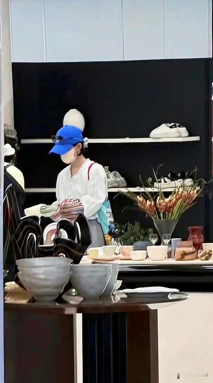 赵丽颖被粉丝偶遇了，
瓷器店里精心挑选，
没有一点架子，
穿衣低调像身边的某位朋