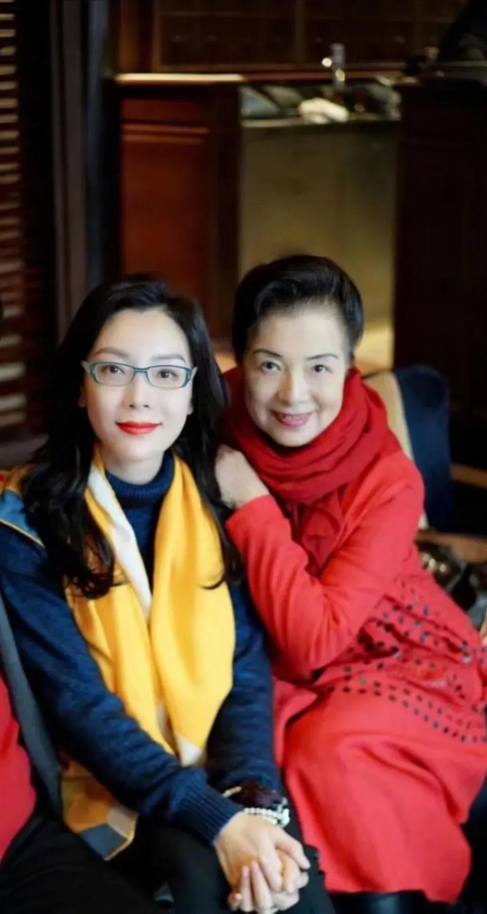 怪不得陈数长的那么漂亮了，原来家里有个更漂亮的妈，颜值远超女儿，气质远超女儿，气