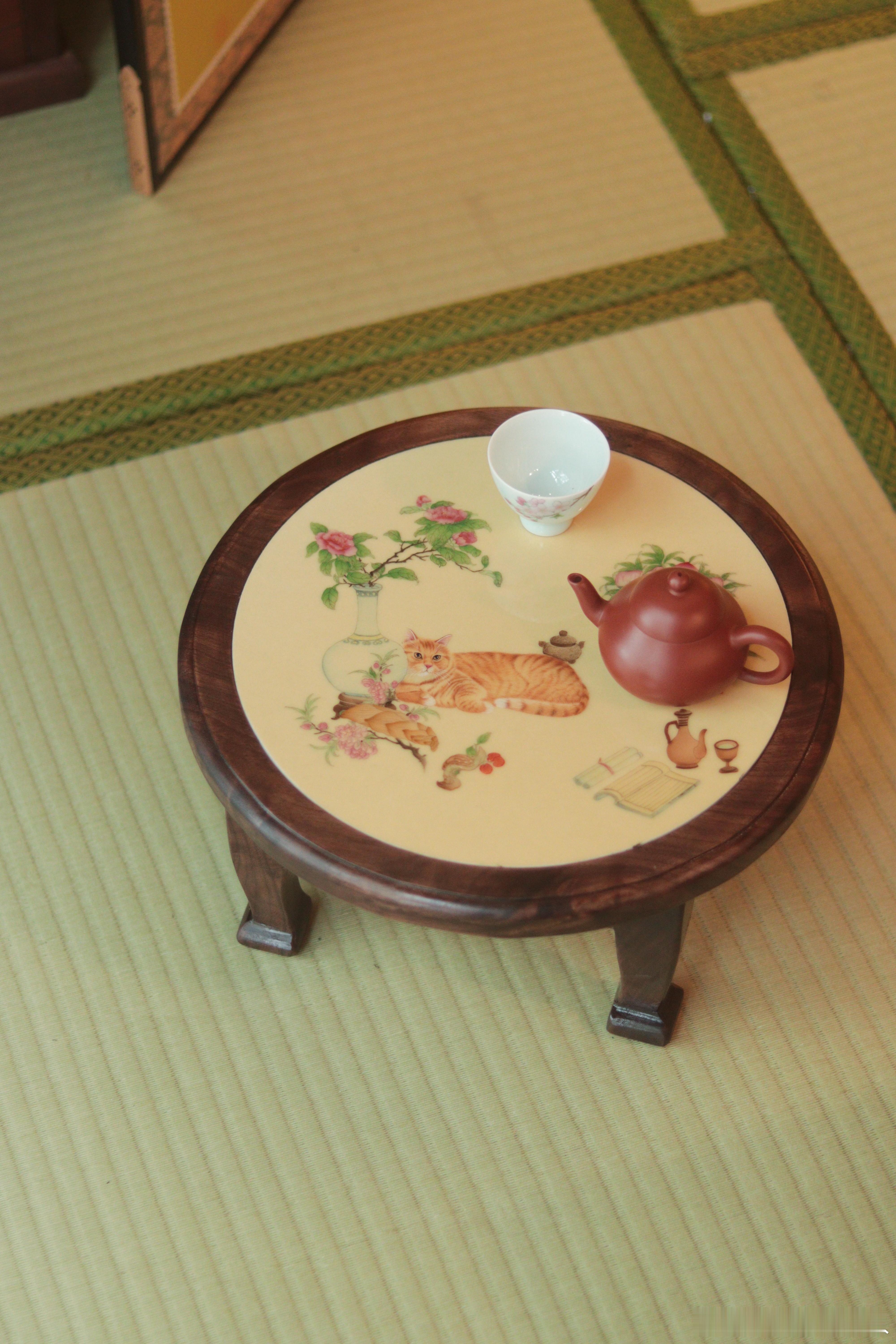 黑胡桃镶嵌手绘猫咪清供茶盘。茶桌也是手工制作，市面上独一份。王婆决定今天继续叉会