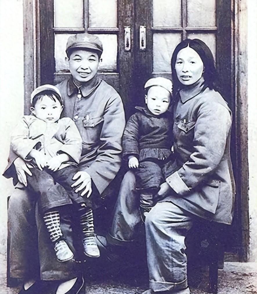 刘忠将军妻子拒绝担任厂长，刘忠愤怒表示：“你若不去就要开除你的党籍！”
1951