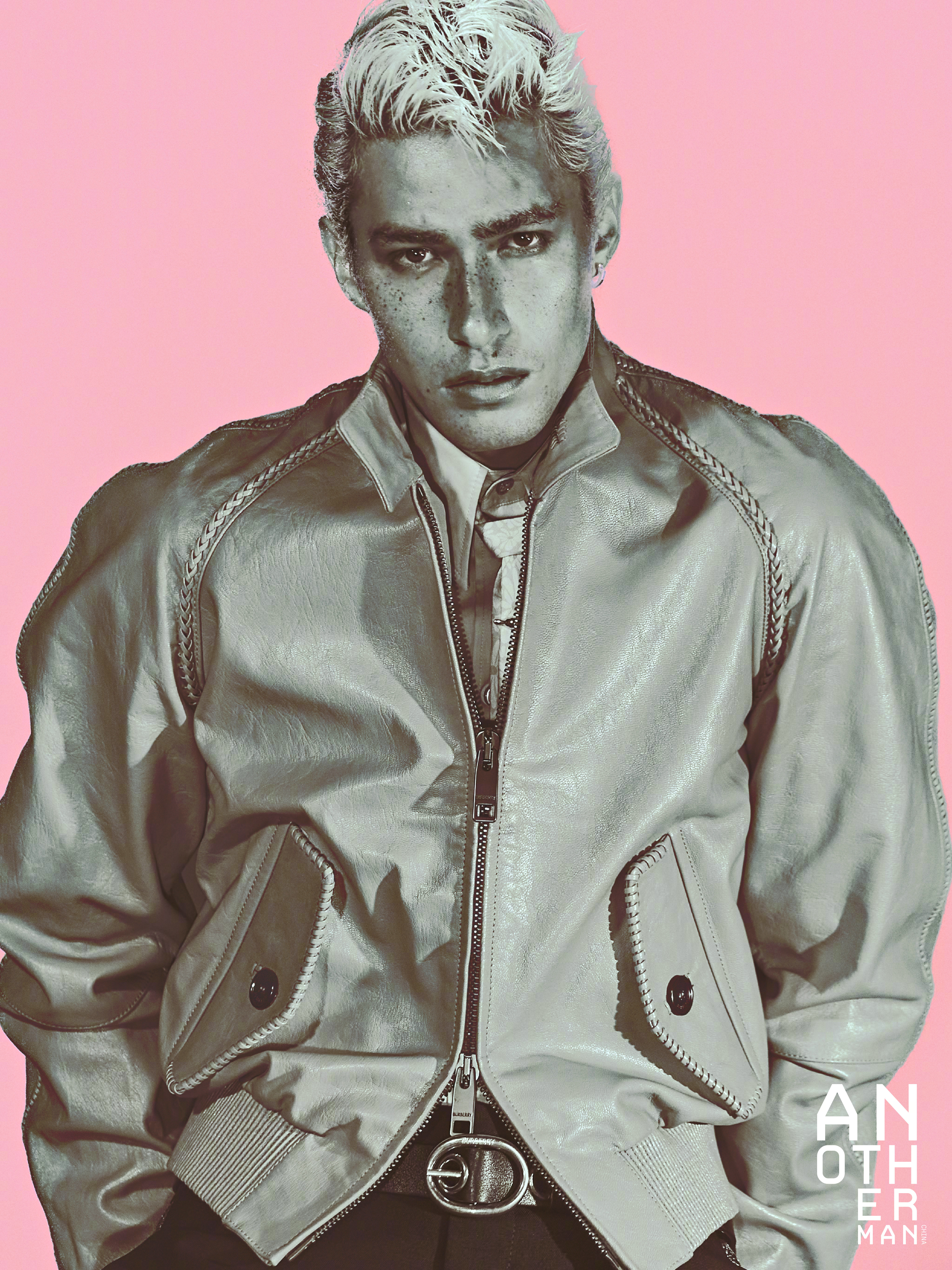 米卡 Another Man Issue 17 封面人物，穿着Burberry服