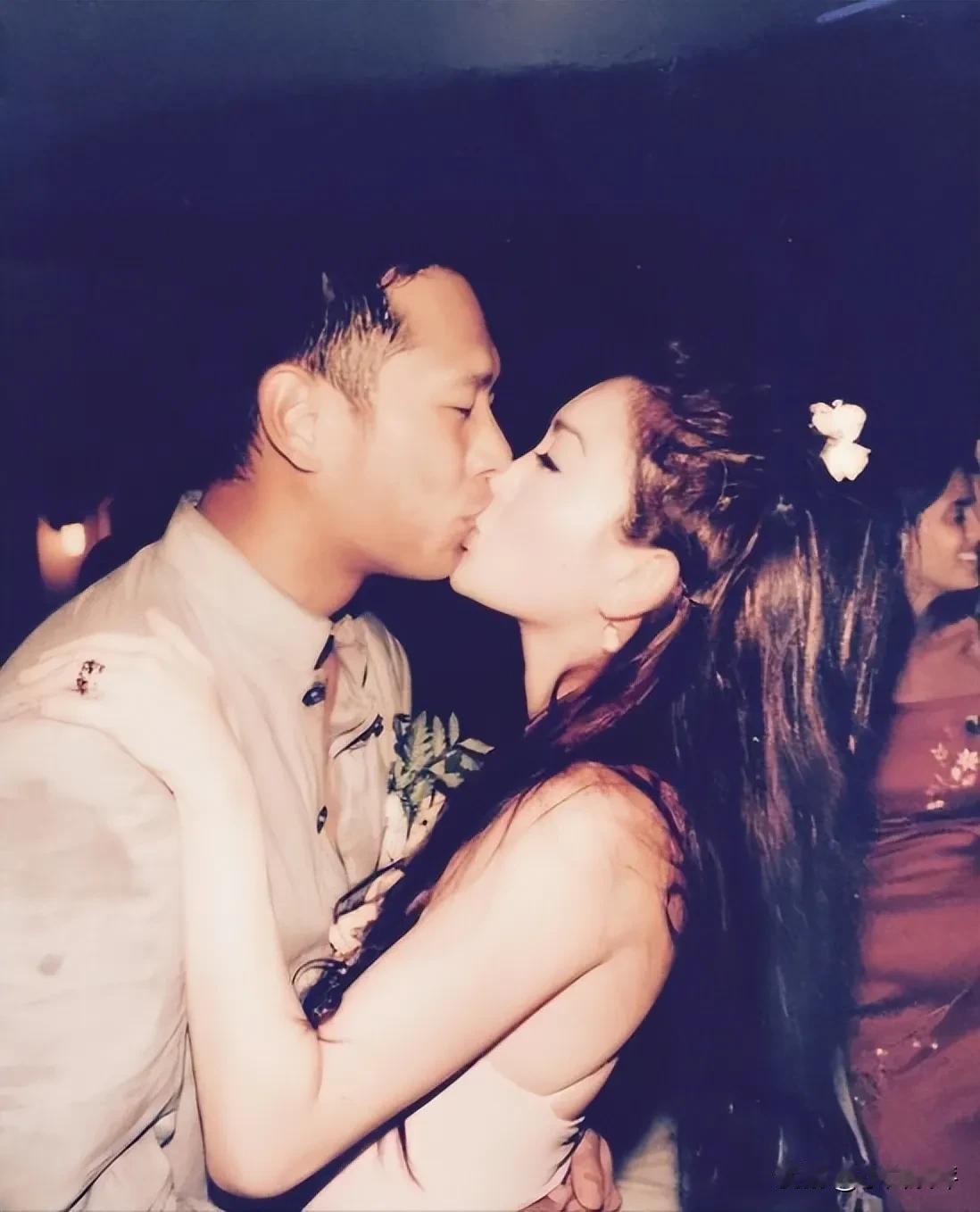 温碧霞的婚礼照片。她的老公何祖光可不是娱乐圈的人，他出身名门，从小跟着父母去了美