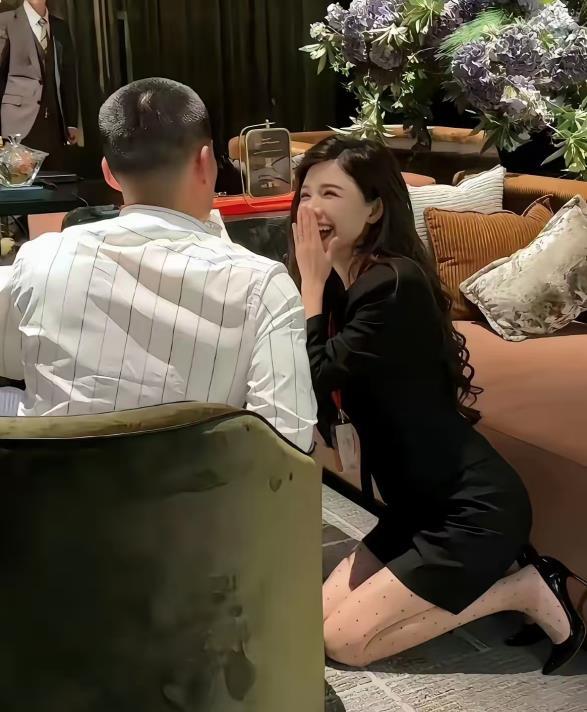 如果给你一个“大单”，你会以此种方式“跪取”吗？
在现实社会里，可能有不少人都会