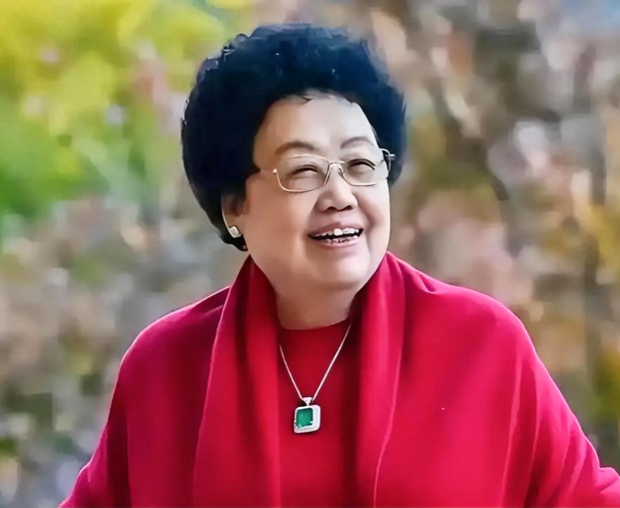 1941年，陈丽华生于北京颐和园旁，满族正黄旗却家道中落。18岁嫁入体面人家，生