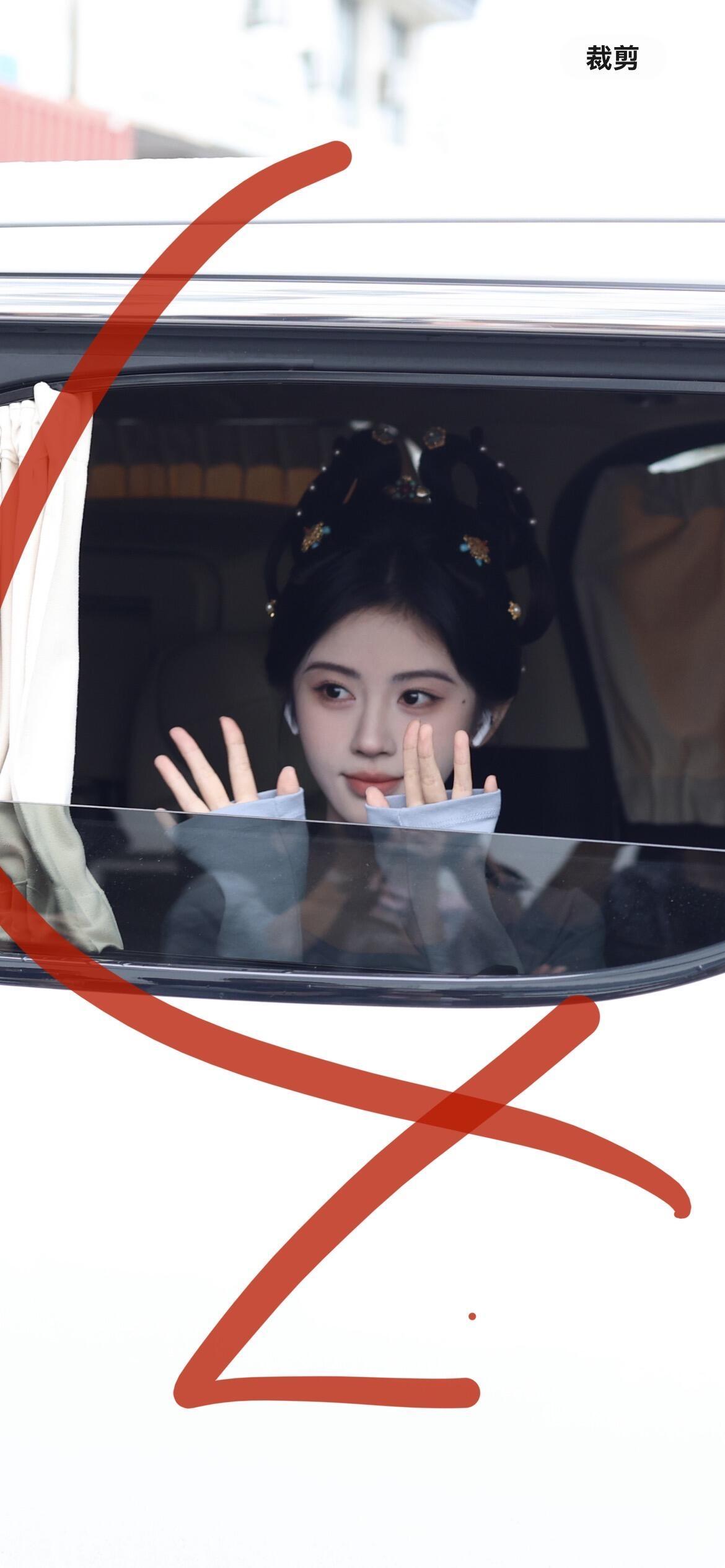 哦莫 这两个小角 像嫦娥  是小宫女吗