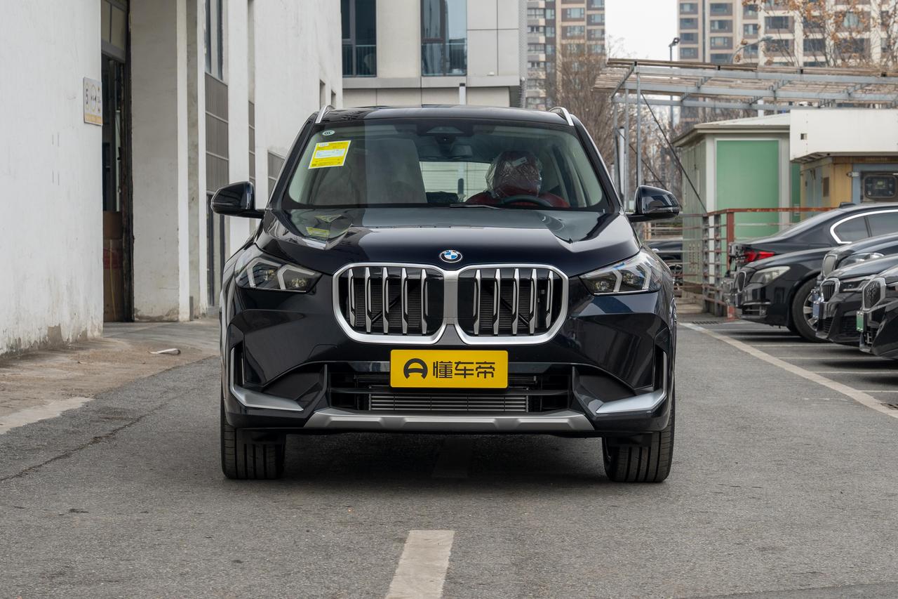 宝马X1开了三年，空间是真惊喜，缺点也特别直白。
同价位里后排空间算得上越级，腿