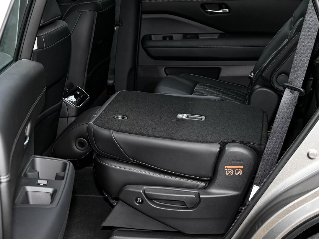 又发现一个中排座椅椅背可以完全折叠放平的大六座：日产探陆。之前发现的两款分别是银