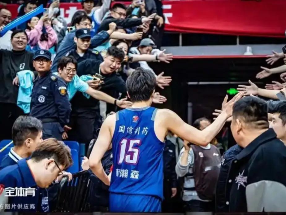 CBA资讯速递
2026年4月19日，CBA常规赛激战正酣。上海队以20连胜锁定