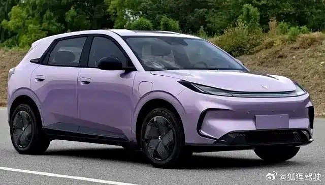 极狐αT1申报亮相，作为极狐全新平台紧凑型纯电SUV，2025下半年发布外观采用