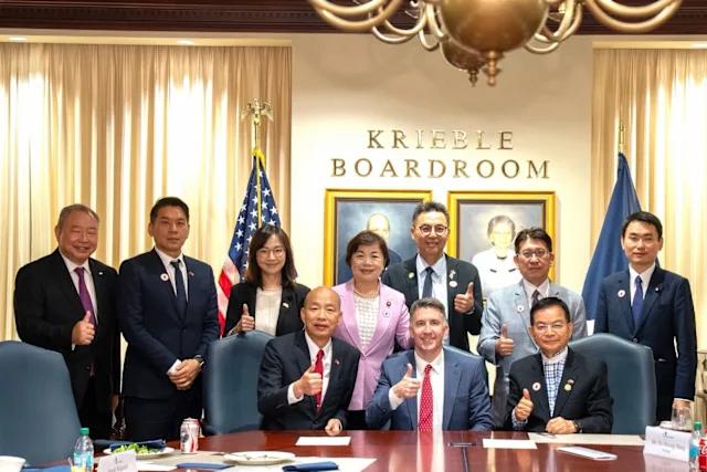 韩国瑜窜美拜会美战争部，绿委转述：美方重申对台政策未变

台湾地区立法机构负责人