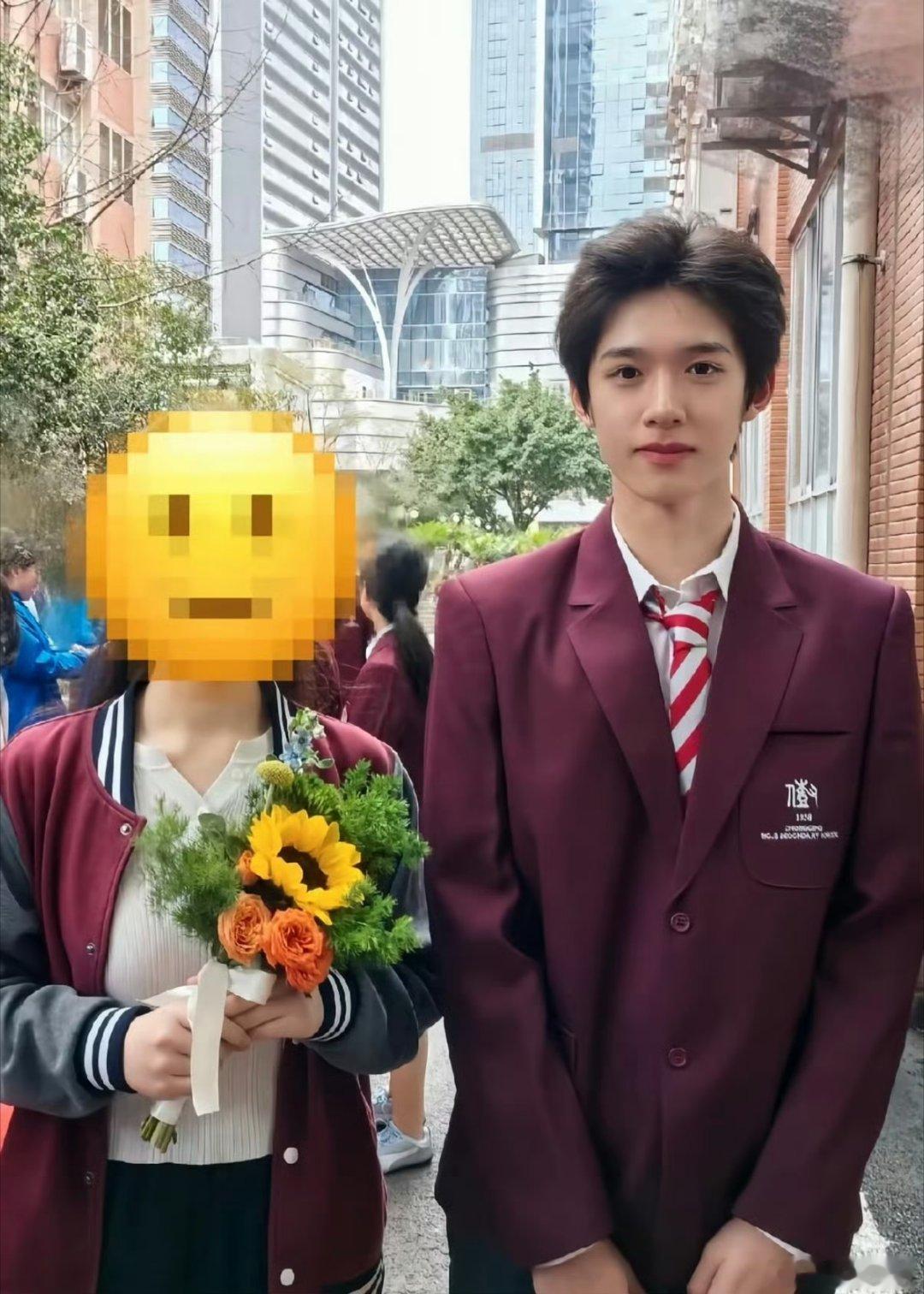 2026年5月29日，社交平台出现关于TF家族四代练习生官俊臣与女同学聊天记录的