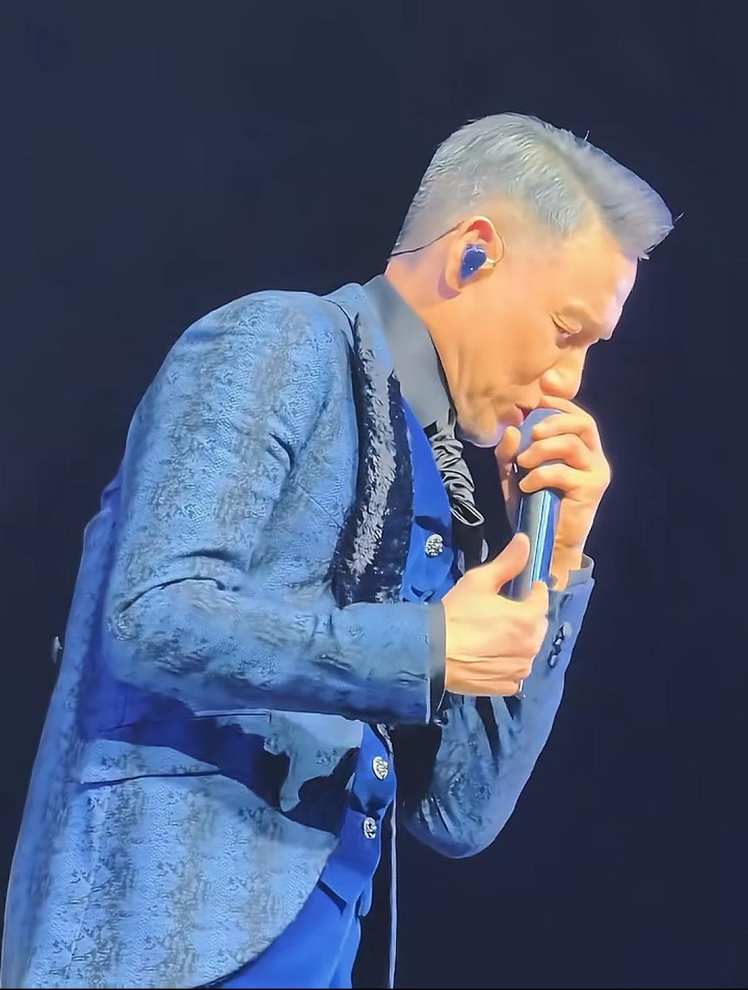 舞台上的深情演绎，蓝色西装搭配耳麦，沉浸在音乐的世界里。我们的偶像真老了，但是歌