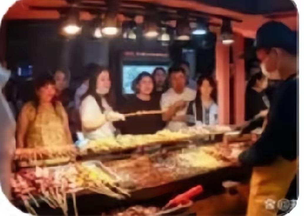 沈阳夜市 18 名男子吃 180 串炸串喝光 5 瓶白酒，结账时老板追出去痛哭。