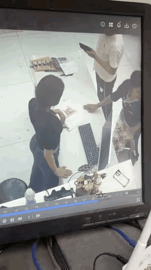 手突然抽筋，钱都拿不起来，还需要另一只手激活一下[捂脸][捂脸]