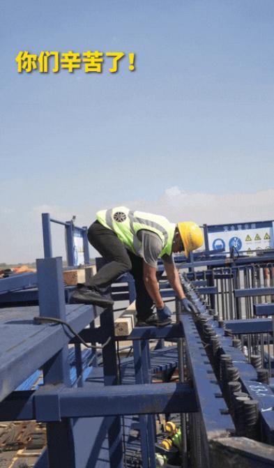 “上人民日报了！”武汉，工人顶着38℃高温工作，可他们却感觉很凉爽，原来，他们每