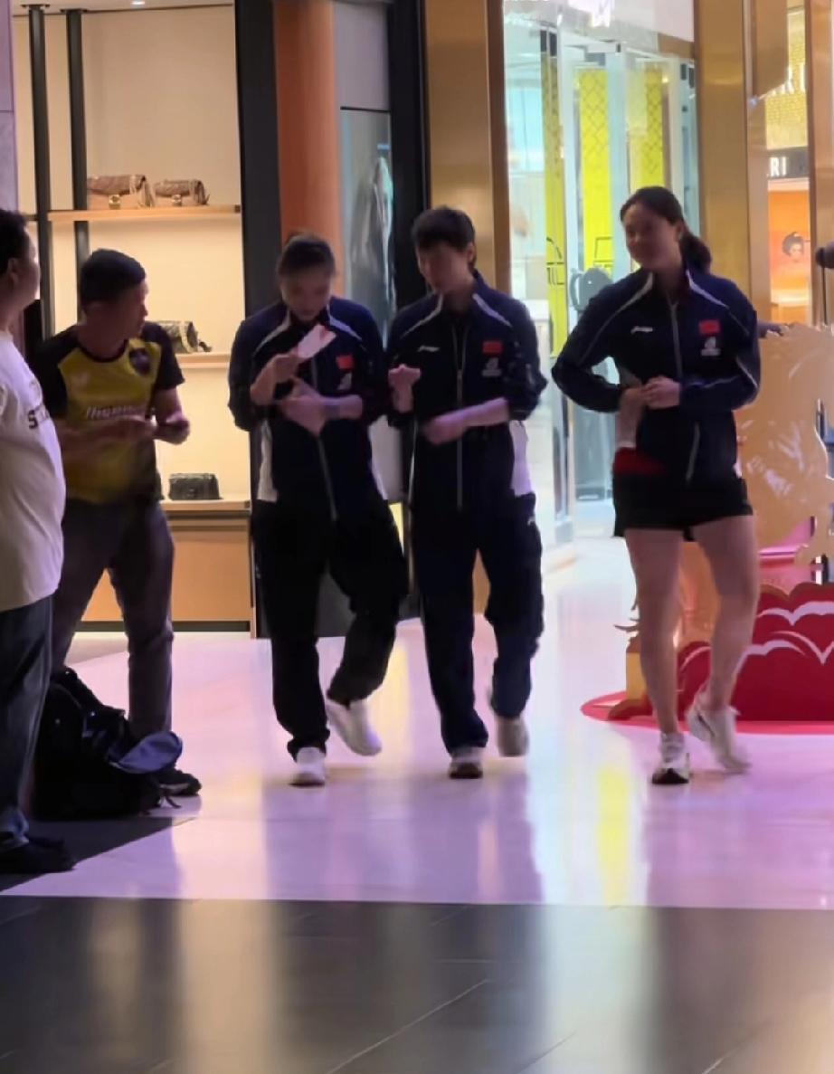 WTT新加坡大满贯女单1/8决赛，王曼昱顶住申裕斌疯狂搏杀逆转取胜后，回到酒店，