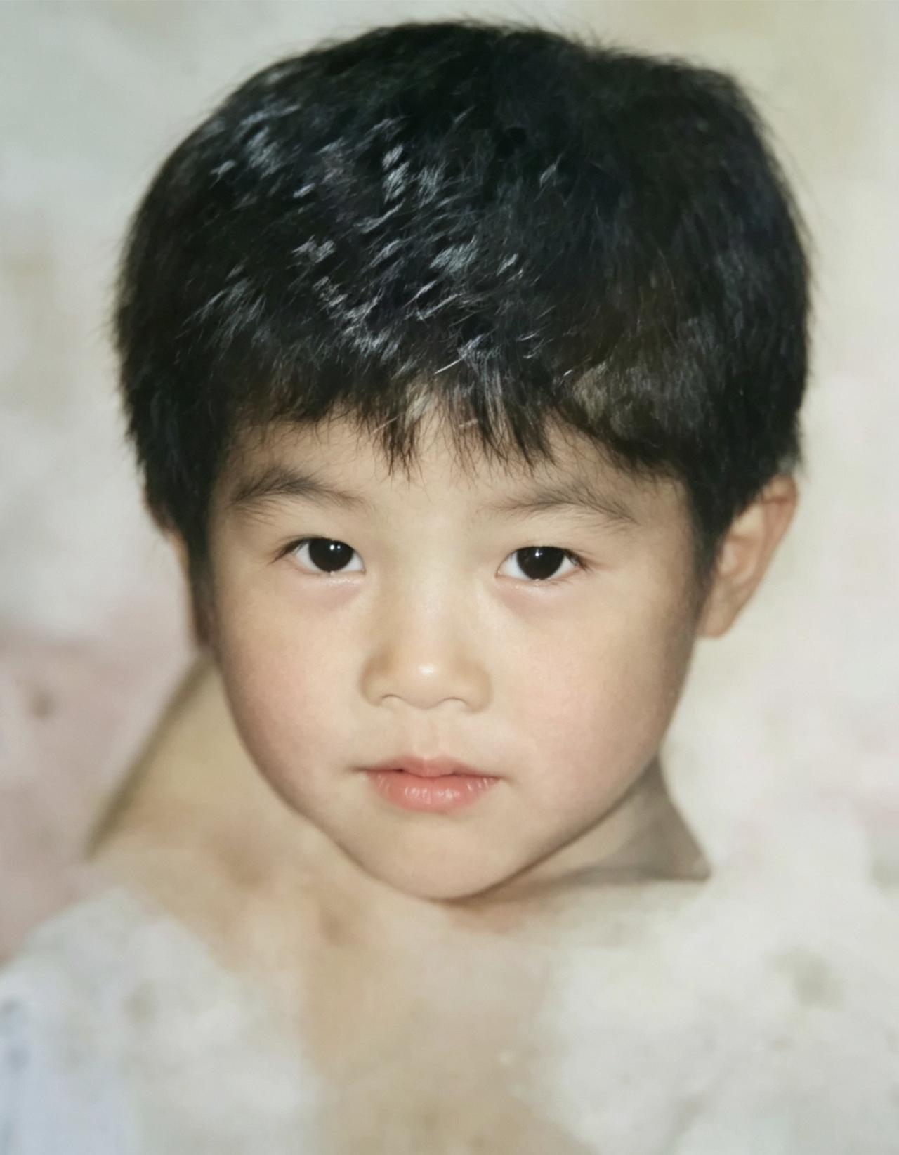 2002年1月15日下午六岁多的梁叶群和几个小伙伴们在家门口（江西省九江市修水县
