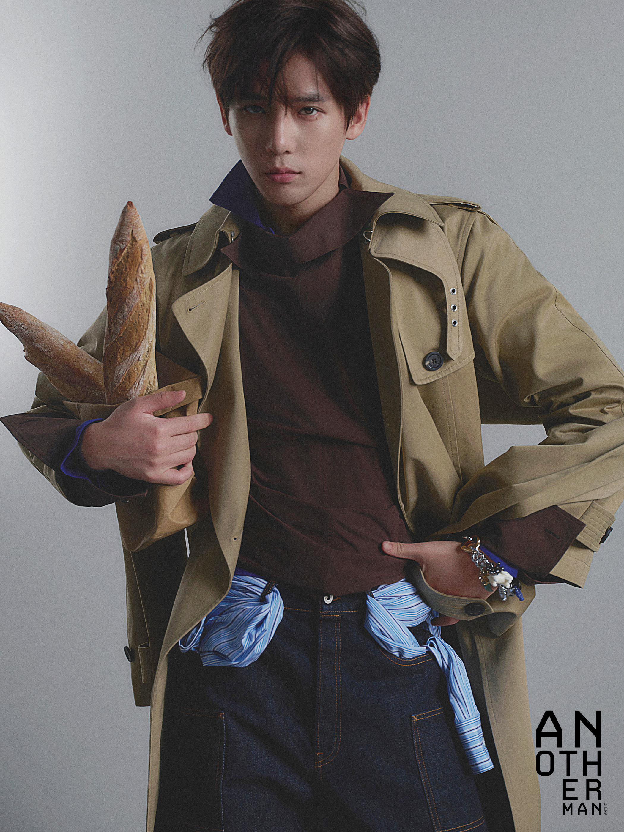 演员王安宇登上《Another Man》2026年3月刊封面，解锁全新男刊，由奢