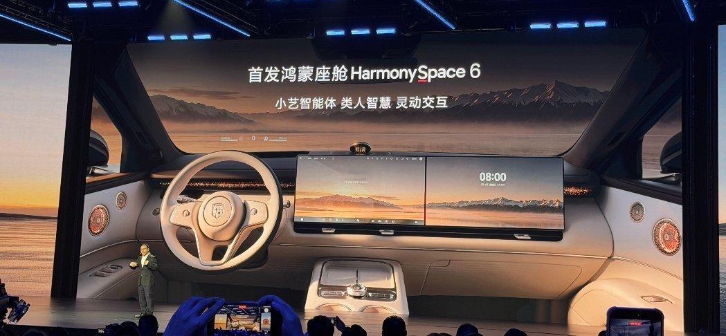 奕境 X9 的定位是第二代家庭 SUV。第一代家庭 SUV 就是冰箱彩电大沙发，