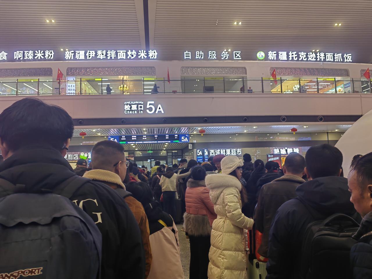 不管年味浓淡和远程奔赴苦乐，每年的春运确实一年比一年拥挤。过去春运的意义更多的是