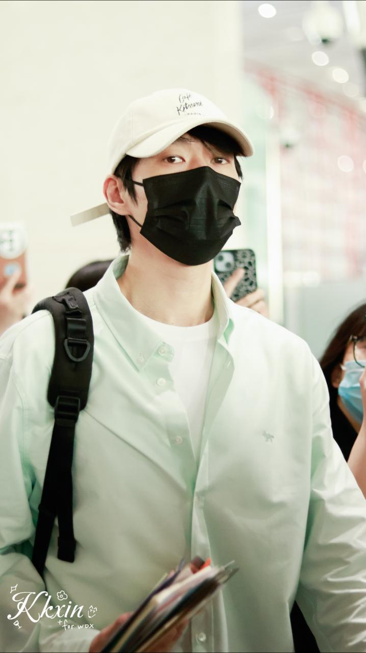 魏大勋出发深圳参加活动路透大勋花一身薄荷穿搭，清爽帅气。祝工作录制顺利！ 