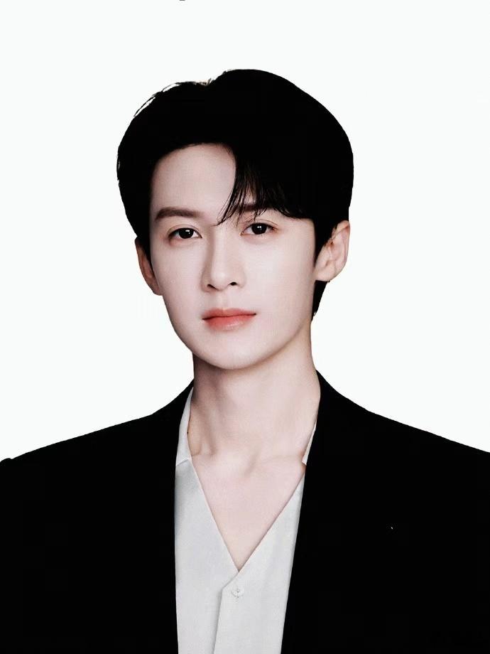 檀健次北影节V领白衬衫黑西装海报檀健次北影节官宣排面 檀健次北影节V领白衬衫黑西