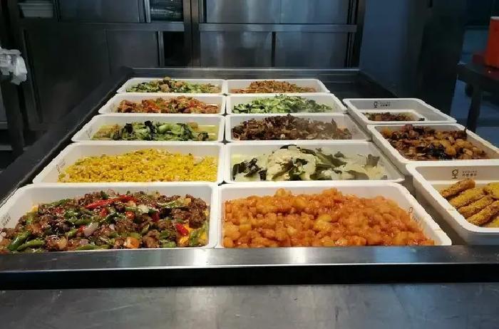 当下快节奏都市中，预制菜销量已超4000亿元大关，却让许多人开始反思厨房里的那份