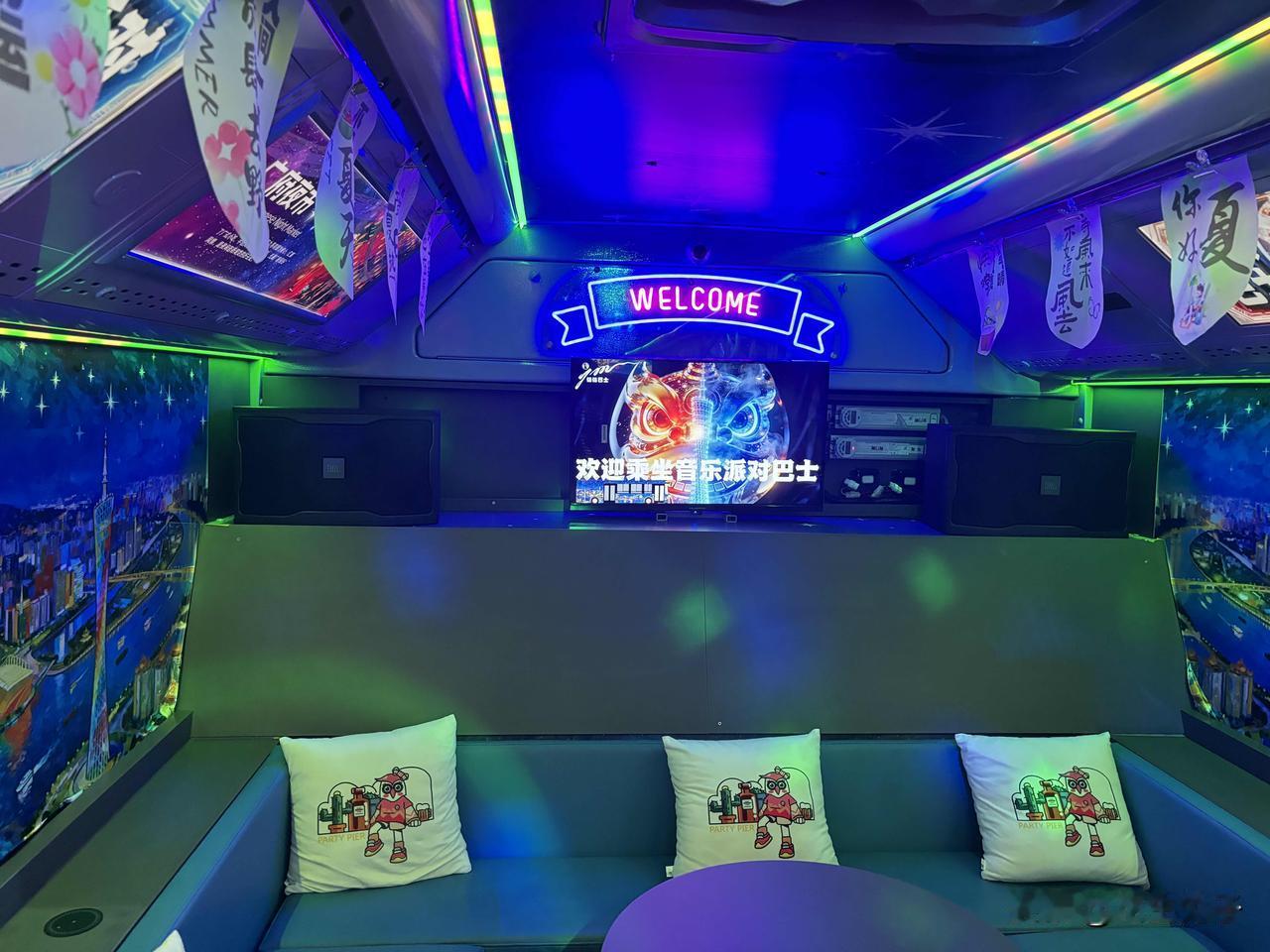 公交车变身移动的ktv！为了抓住文旅的客流量，广州的公交车究竟有多拼？

广州公