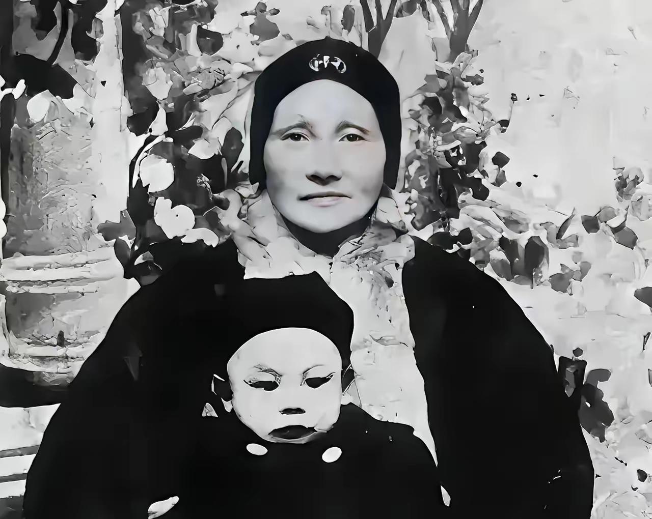 1947年！吕宝兰被捕后，变态的敌人想出了用电话机电乳头，下身插进树枝，割去乳房