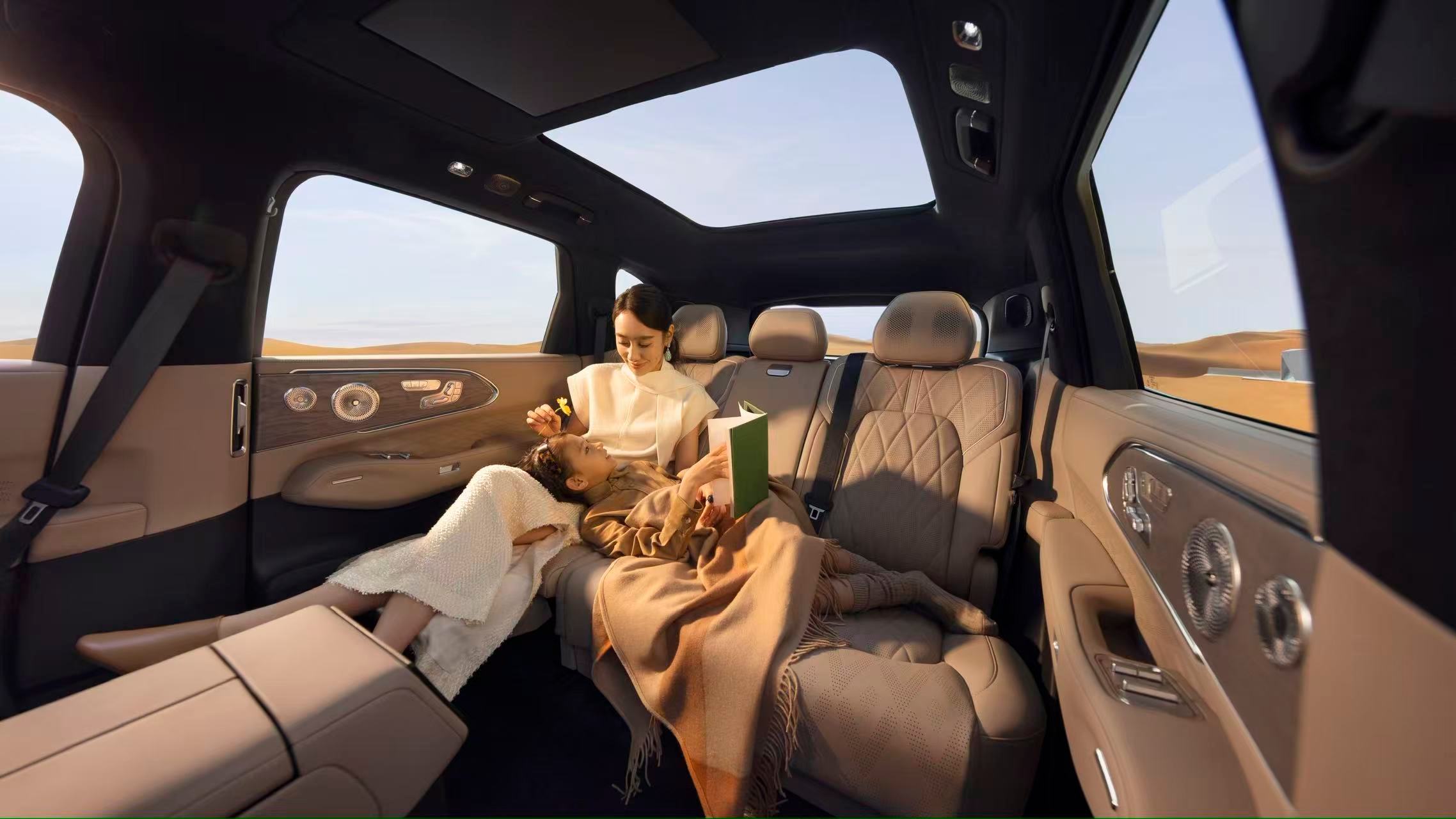 极氪8X直接把5D影院搬进了车里，是真的懂家庭长途出行的痛点。17英寸OLED吸