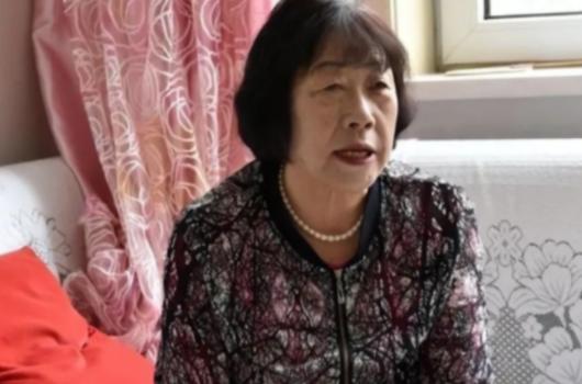 1981 年，内蒙一男生考上大学，向女老师报喜，女老师高兴的从兜里掏出 20 块