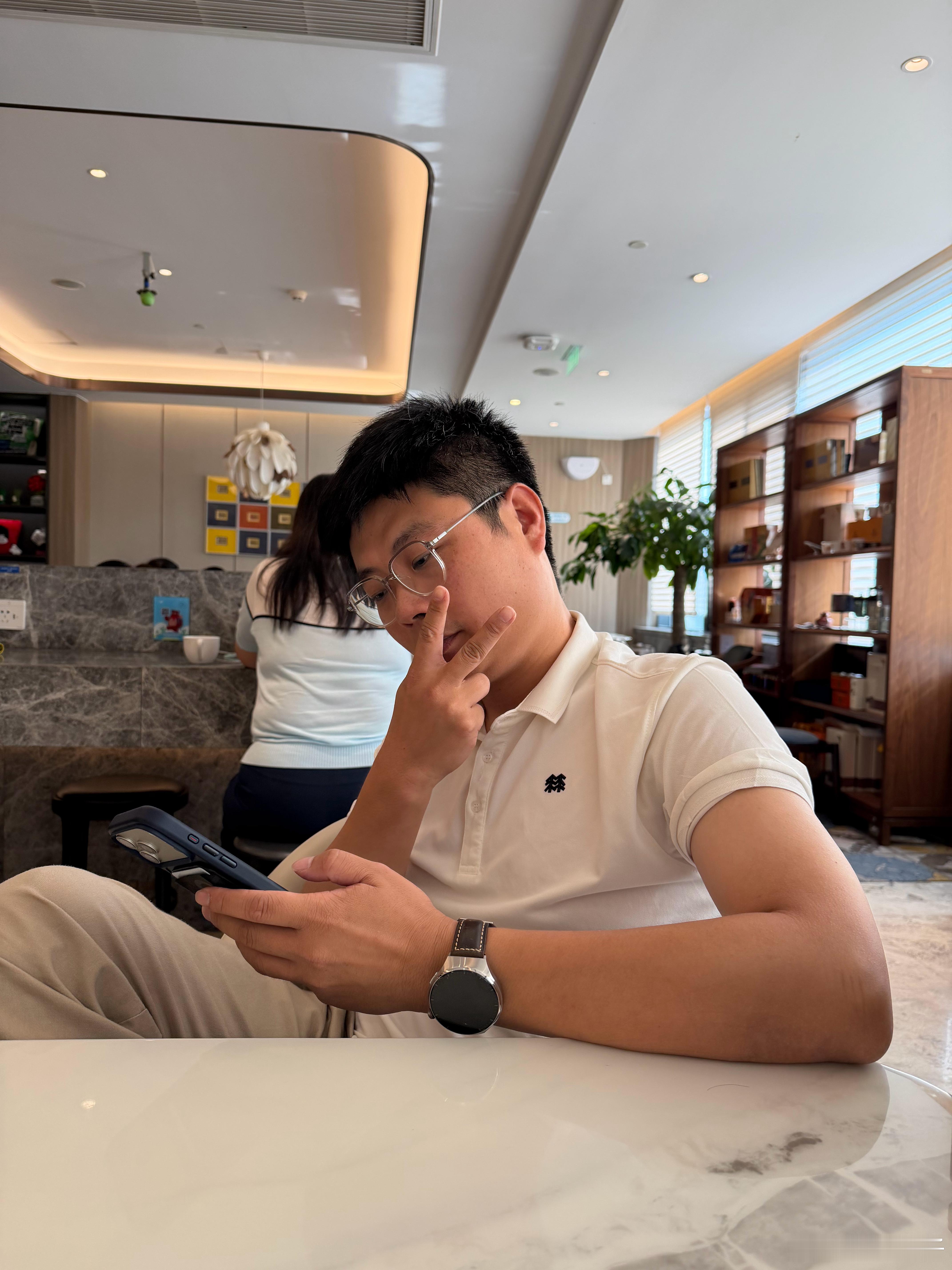 机场偶遇厦门最大汽车MCN老板，说要300万签了我，兄弟们，他到底看上我什么了