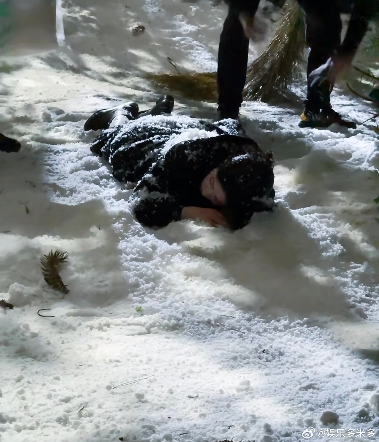王楚然每逢雪景必出神图这一秒过火镜头之下美得动人心弦，大雪纷飞衬托出众容貌，举止