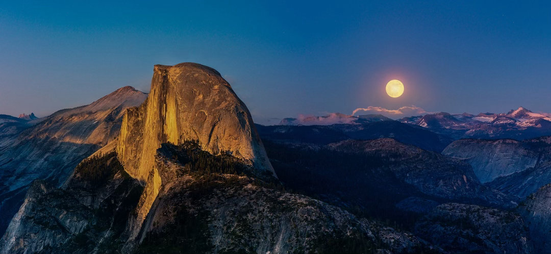 优胜美地的黄昏，最后一束金光落在 Half Dome 上。远处的满月，从内华达山