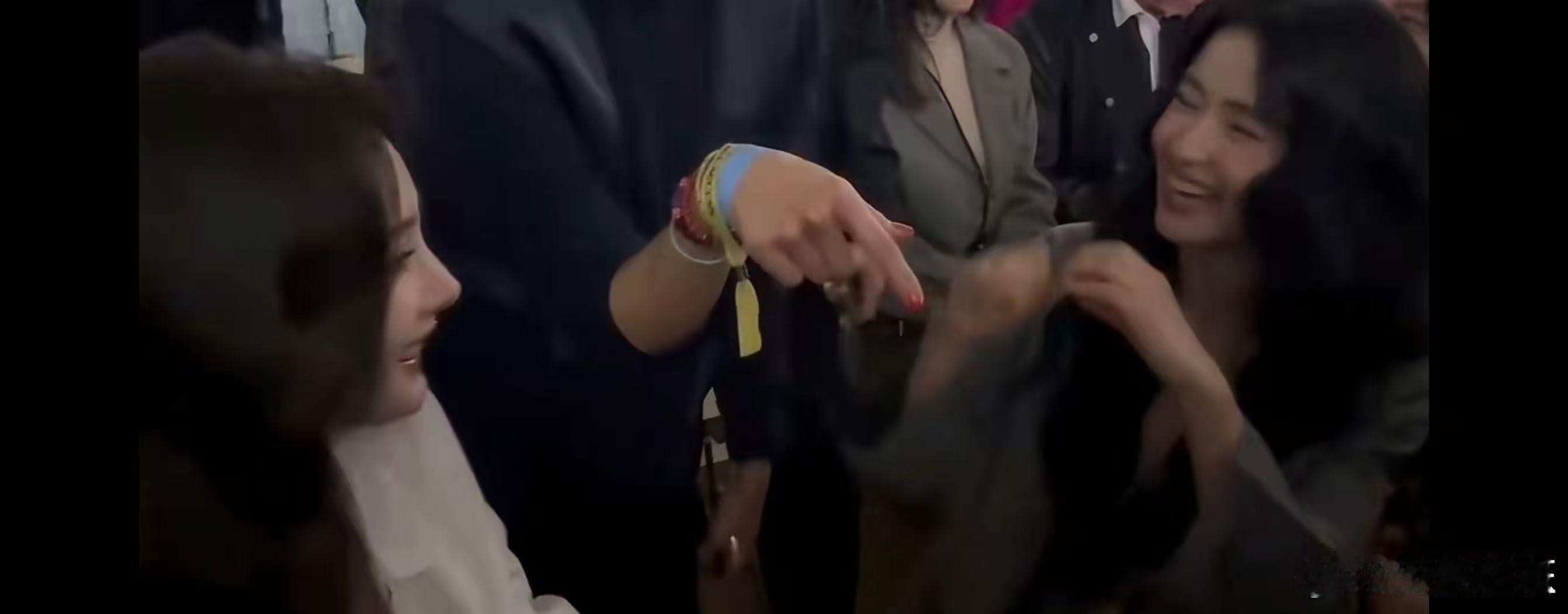 金泰梨看了三生三世十里桃花 杨幂金泰梨讨论三生三世 杨幂Prada顶级待遇 秀场